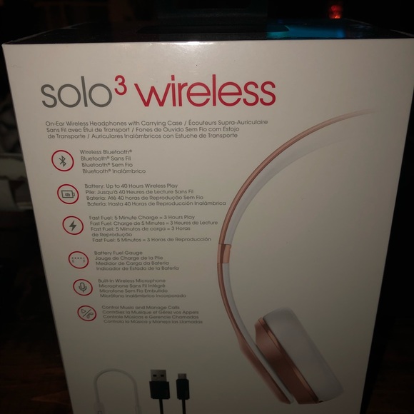 Beats solo 3 wireless brand new in unopened box - Picture 2 of 3